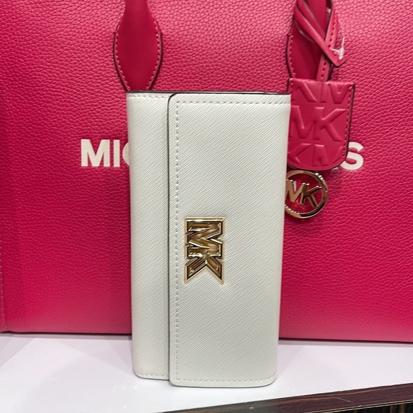 Michael Kors Mimi Large Saffiano Leather Bi-Fold Continental Wallet
Optic White - Picture 4 of 16